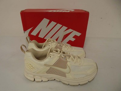 Lot 1933 - Nike vomero 5 (GS) trainers in cream size UK5 -...
