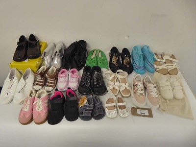 Lot 1944 - 18x Pairs of children's shoes in various...