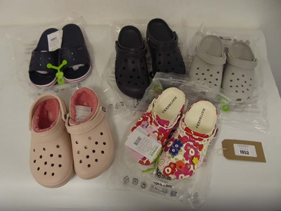 Lot 1953 - 5x Pairs of Crocs in various styles and sizes