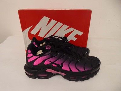 Lot 1957 - Nike air max plus trainers in black size UK8.5...