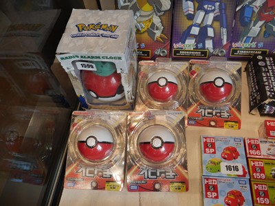 Lot 1599 - Pokémon radio alarm clock with 4 Takara Tomy...