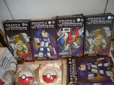 Lot 1602 - 5 Yolopark Transformers model kits incl. 2...