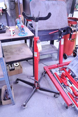Lot 15 - 0.5t hydraulic transmission lift on castors