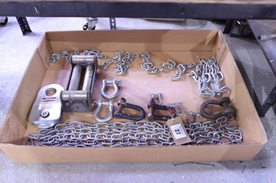 Lot 27 - Tray of miscellaneous chain and couplings