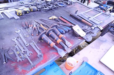 Lot 29 - Miscellaneous tools including bolsters,...