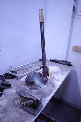 Lot 46 - Bench mounted metal shear