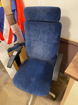 Lot 217 - Office chairs to include blue velvet operators...