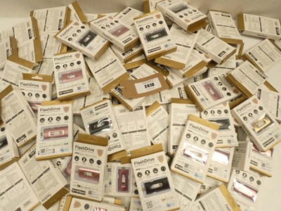 Lot 2410 - Assorted mixed capacity USB / iPhone adapter...