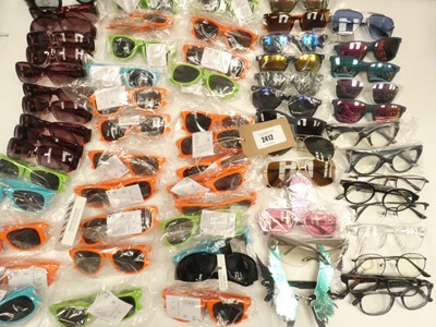 Lot 2412 - Assorted loose pairs of sunglasses and eyewear