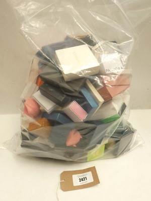 Lot 2421 - Bag containing quantity of empty jewellery boxes