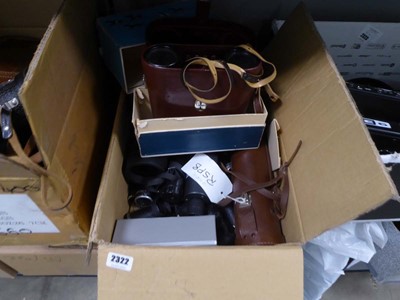 Lot 2322 - Box containing various scopes and binoculars...