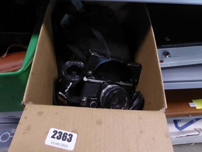 Lot 2363 - Box containing various cameras and camera...
