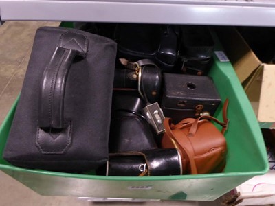 Lot 2364 - Box containing various cameras and camera...