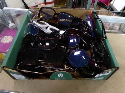 Lot 2469 - Box containing various sunglasses