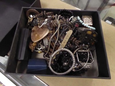 Lot 2471 - Bag containing various jewellery items