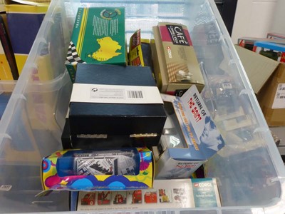 Lot 2514 - Box containing various diecast vehicles in...