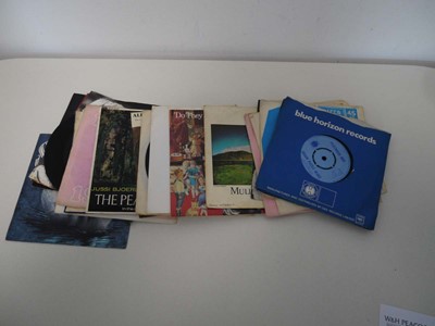Lot Small box of 7" vinyl records incl. 15 Beatles...