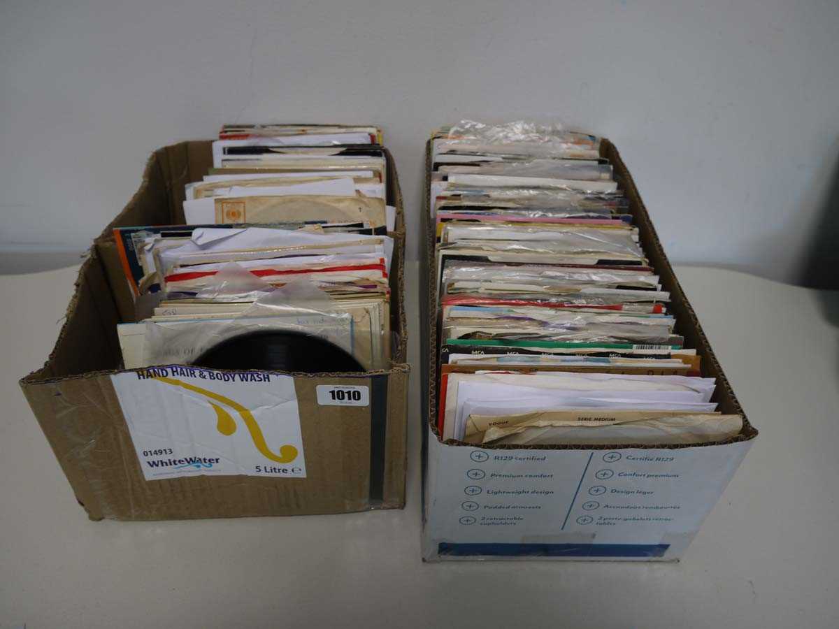 Lot 2 boxes of 7" singles incl. Bomb the Base,...