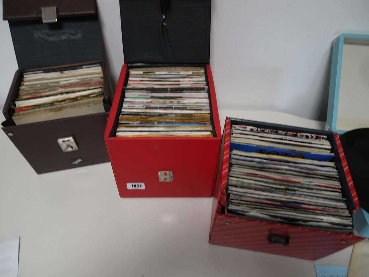 Lot 3 boxes of 7" singles incl. Toto, The Nolans,...
