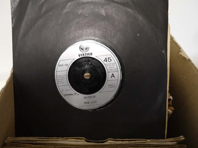 Lot 2 boxes of 7" singles incl. Thin Lizzy,...