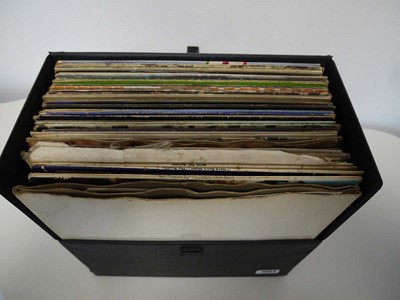 Lot Box containing vinyl albums incl. The Beatles...