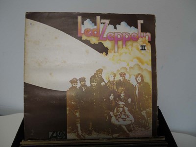 Lot Box containing vinyl albums incl. The Beatles...