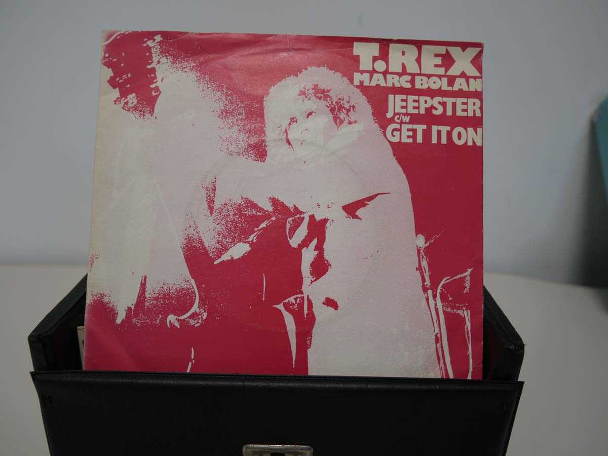 Lot Box containing approx. 60 7" singles incl....