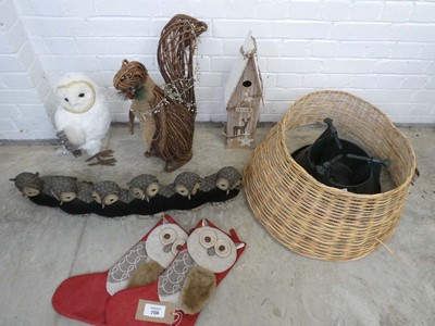 Lot An assortment of Christmas decorations to...