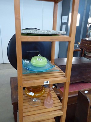 Lot 5118 - 7 pieces of glass to include a centerpiece,...