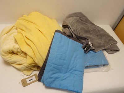 Lot 3548 - Assortment of blankets and towels