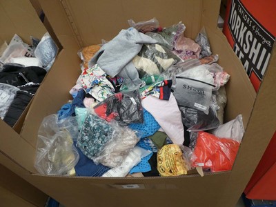 Lot 3631 - Pallet containing mixed ladies and men's clothing