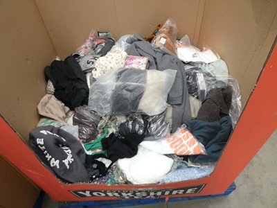 Lot 3620 - Pallet containing mixed ladies and men's clothing