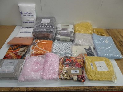 Lot 3718 - Bag of mixed linen in various styles and sizes