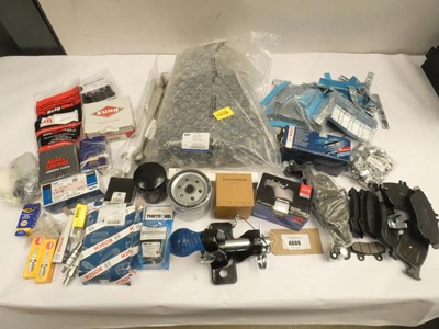 Lot 4608 - Bag of car parts including Bosch and Apec...