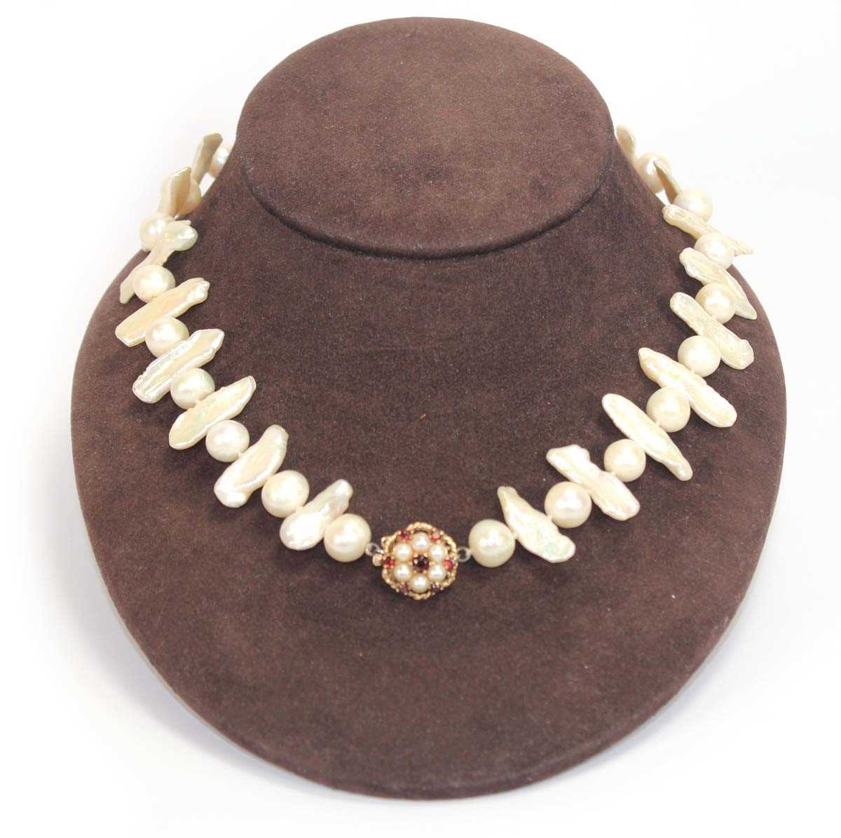 Lot 507 - A single strand freshwater pearl necklet with...