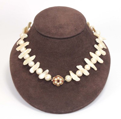 Lot 507 - A single strand freshwater pearl necklet with...