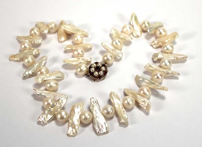 Lot 507 - A single strand freshwater pearl necklet with...