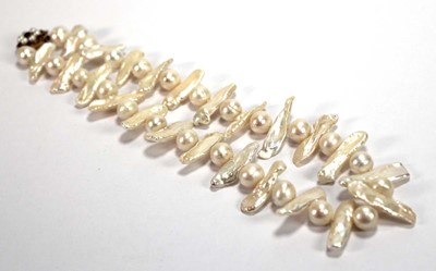 Lot 507 - A single strand freshwater pearl necklet with...