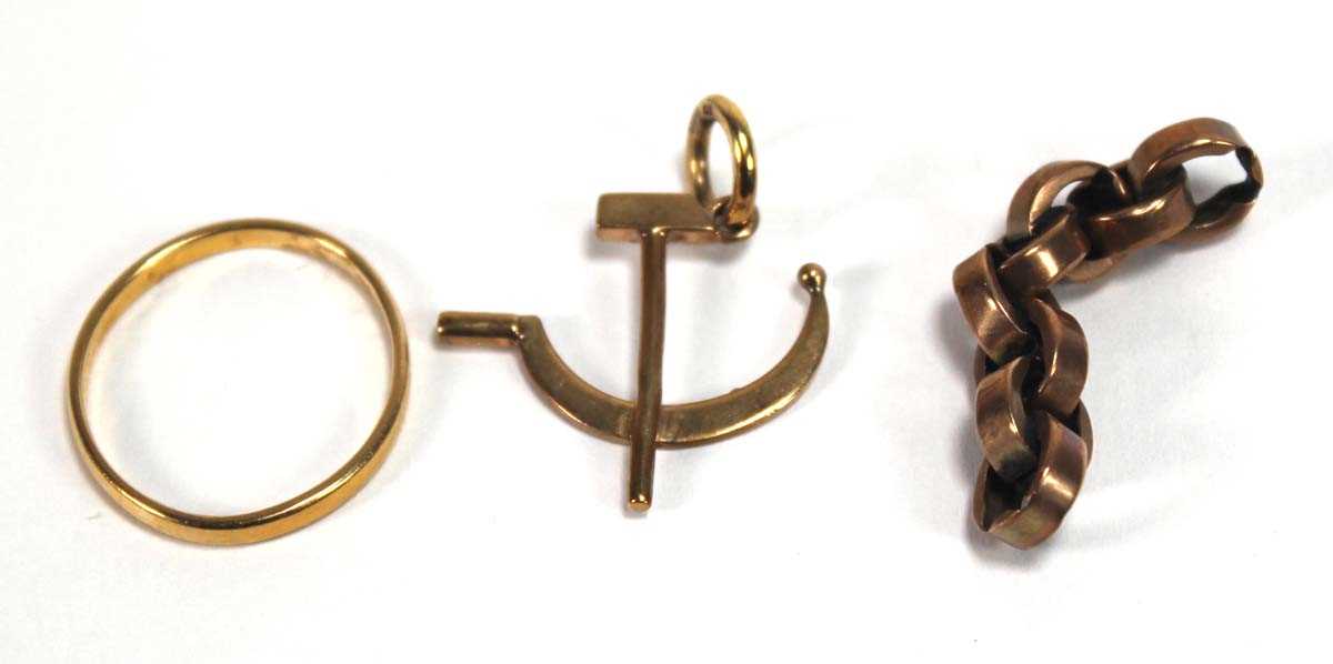 Lot 518 - A 9ct yellow gold charm in the form of a...