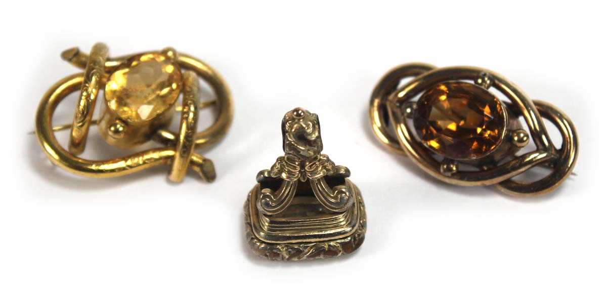 Lot 521 - A gilt metal watch fob set citrine, l. 3.4 cm,...