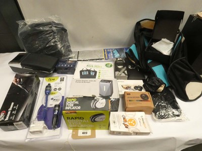 Lot 4613 - 2 bags of car accessories including Jump...