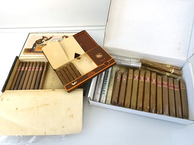 Lot 505 - A collection of old cigars including 10x King...