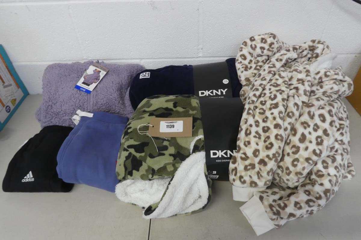 Lot 1139 - A bag containing 2 pairs of branded joggers (...
