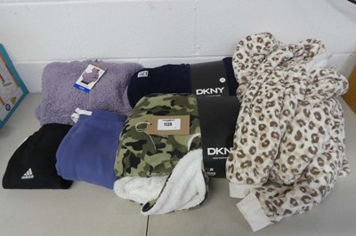 Lot 1139 - A bag containing 2 pairs of branded joggers (...