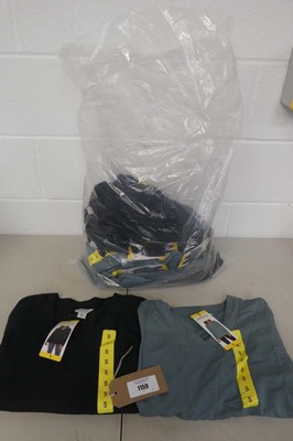 Lot 1159 - Approx. 12 women's v neck jumpers by Orvis.