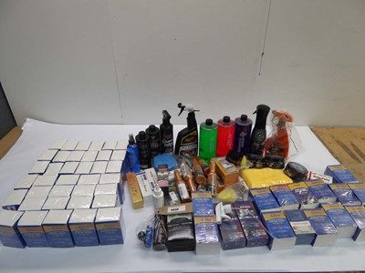 Lot 4636 - 2 bags of car cleaning products including...