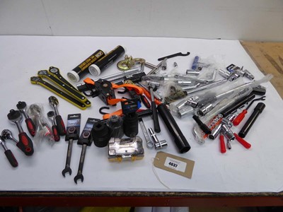 Lot 4637 - Bag of tools including DeWalt bit set, Draper...