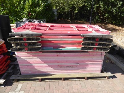 Lot 4180 - Approx. 23 plastic pedestrian barriers