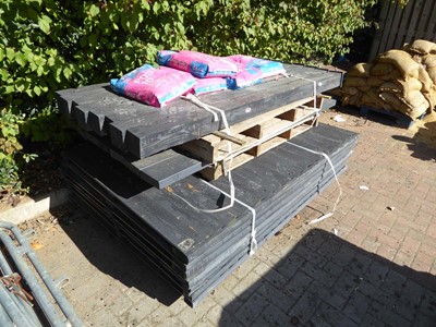 Lot 4188 - 7 timber fence panels, dimensions: 1.23m x...