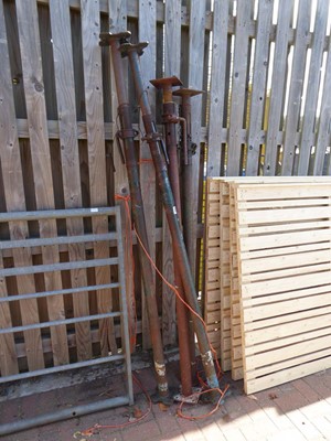 Lot 4202 - 4 acro props